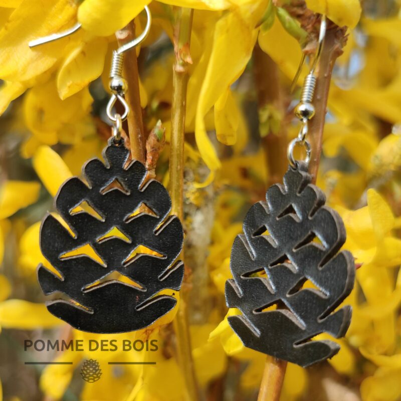 boucles d'oreilles pomme de pin cuir noir fleur jaune