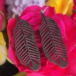 boucles d'oreilles plume d'oiseau cuir noir fleur rose
