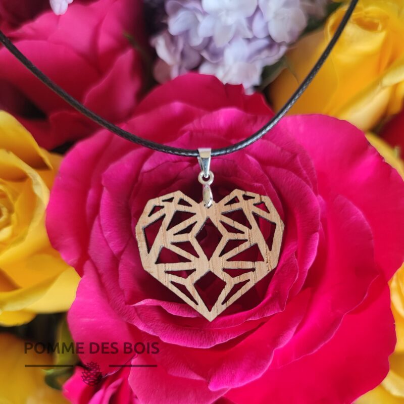 Collier coeur géométrique bois chêne fleur rose