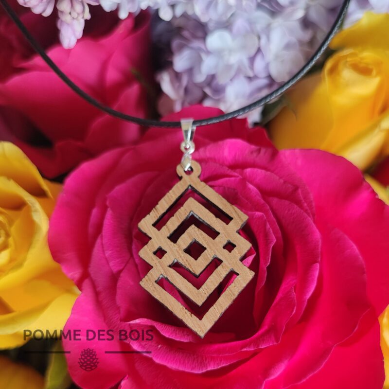 collier géométrique carré bois chêne fleur rose