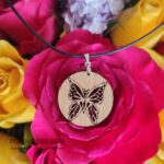 collier papillon bois chêne