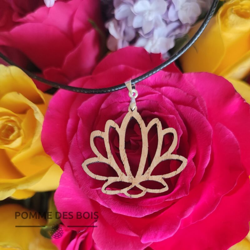 Collier Fleur de lotus bois chêne rose