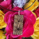 collier illusion optique bois chêne fleur rose