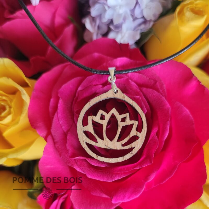 collier fleur lotus bois chêne fleur rose