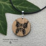 collier papillon bois chêne