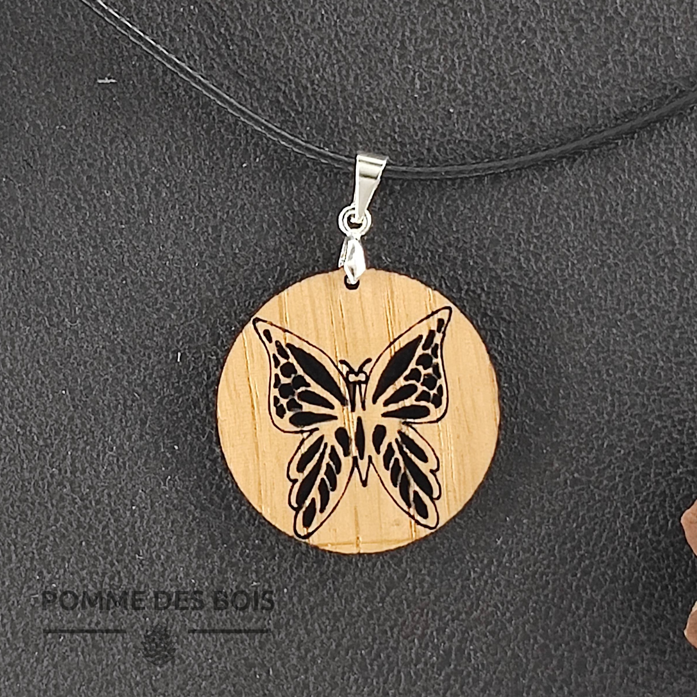 collier papillon bois chêne