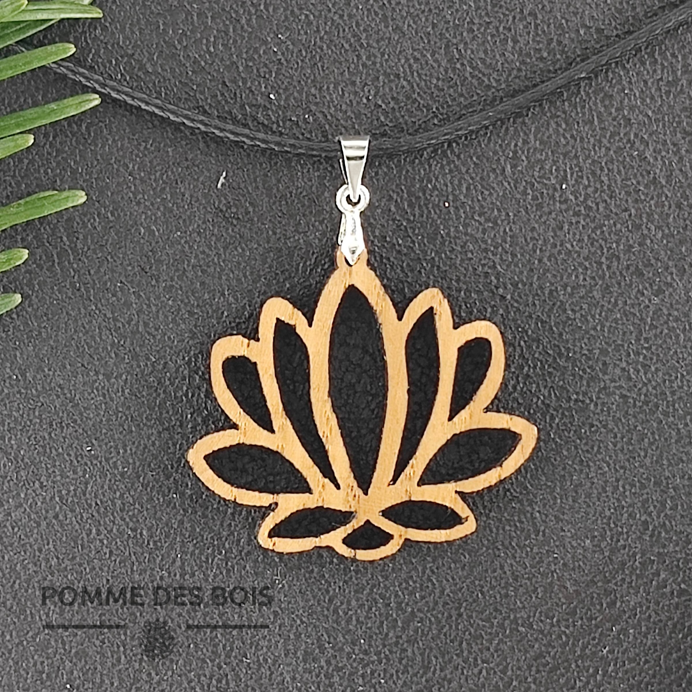 Collier Fleur de lotus bois chêne