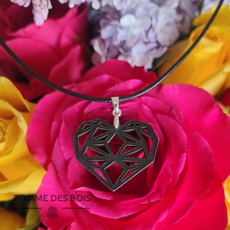 Collier coeur géométrique cuir noir fleur rose