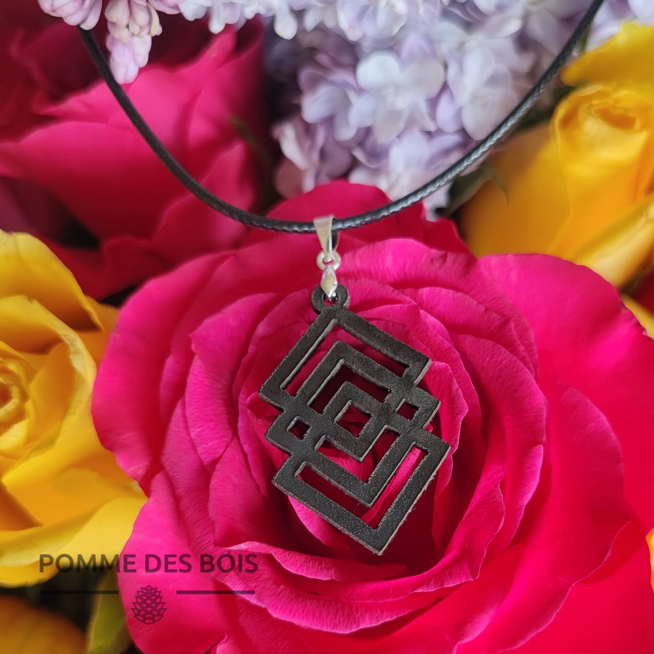 collier géométrique carré cuir noir fleur rose