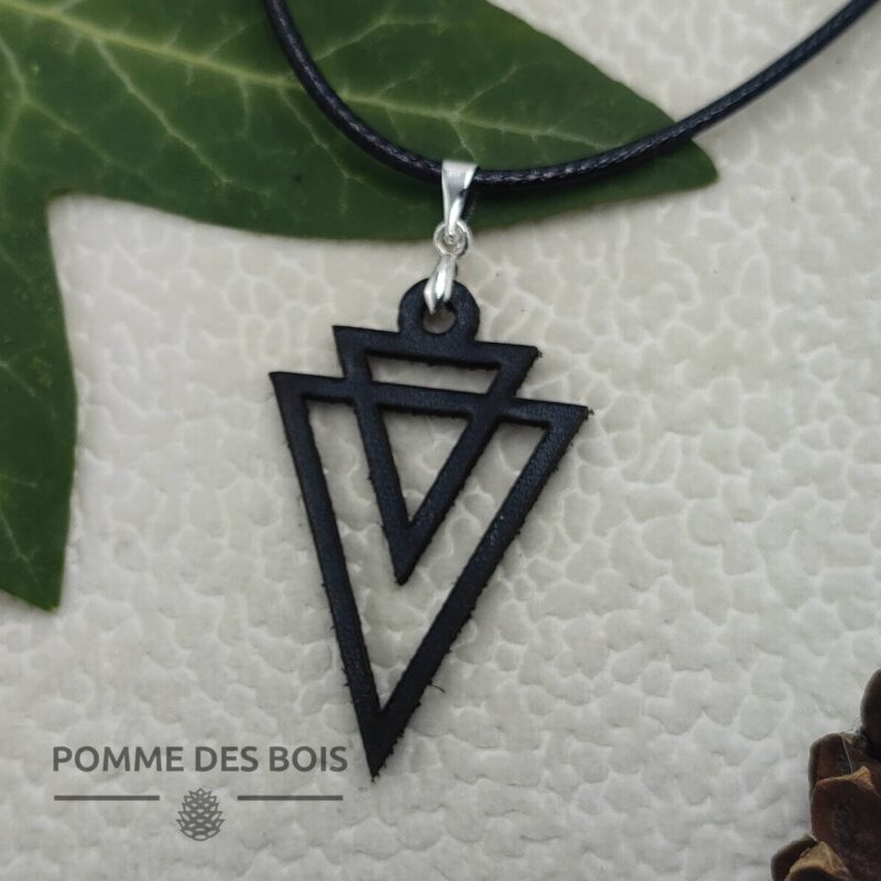 collier fraternel triangle cuir noir