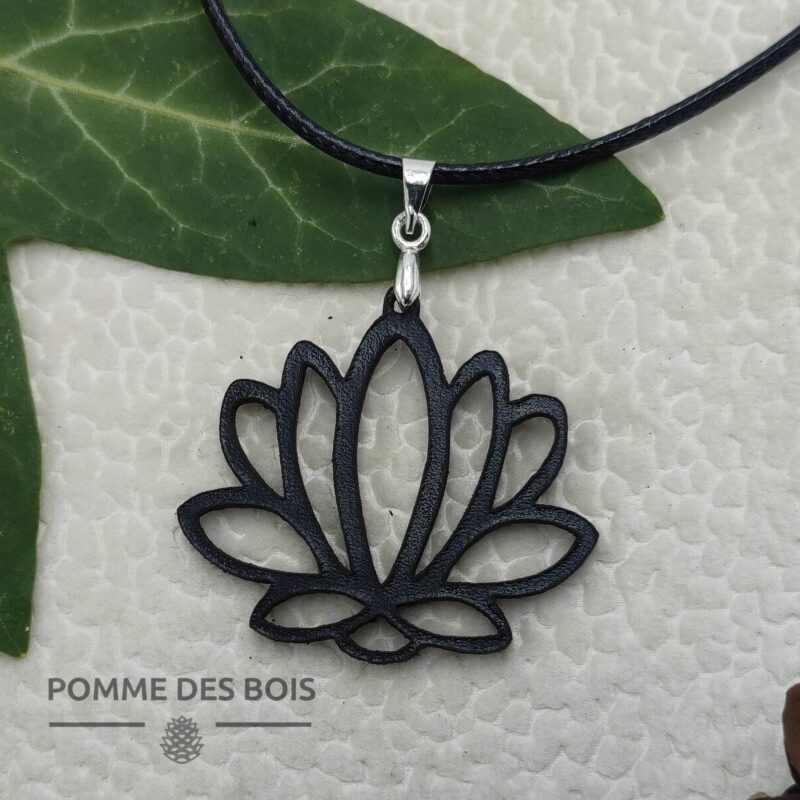 Collier Fleur de lotus cuir noir