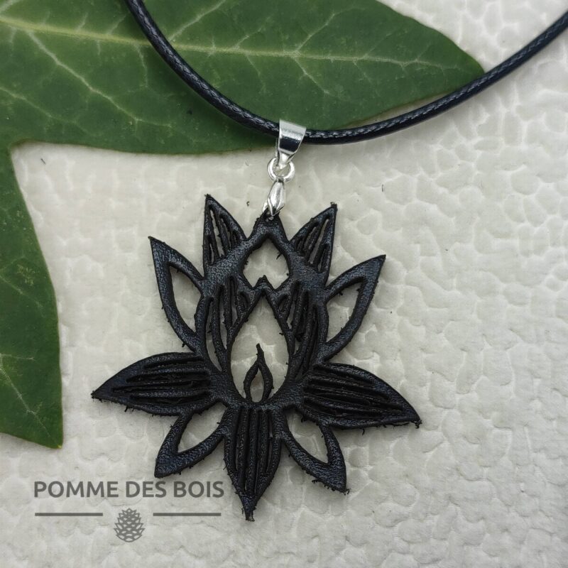 collier fleur lotus cuir noir