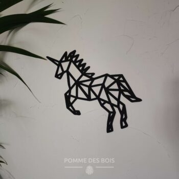 Une licorne de côté en origami.