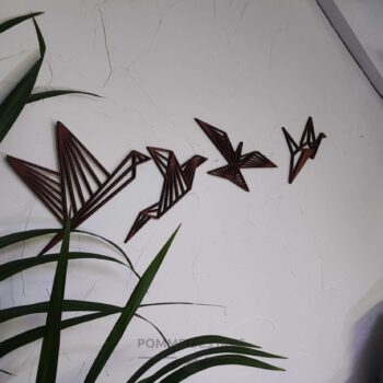 Quatre oiseaux, qui vole en origami.