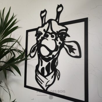 Une girafe dans un cadre avec une tête drôle.