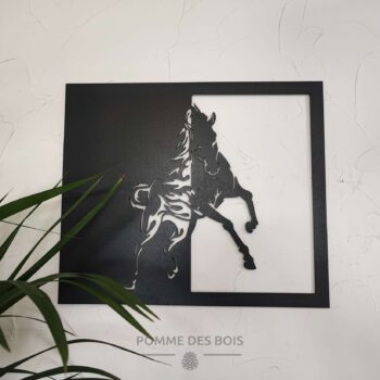 Un cheval bi face dans un cadre.