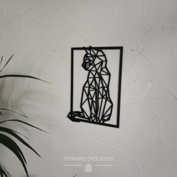 Un chat assis dans un cadre en origami.