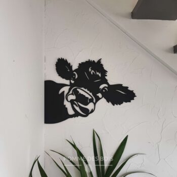 Une vache qui fait coucou sur le côté.