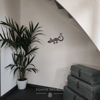 Un gecko qui marche du dessus.