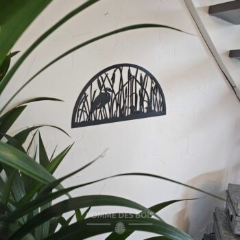 Une demi lune avec un héron et des roseaux.