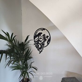 Un loup de côté avec la lune.