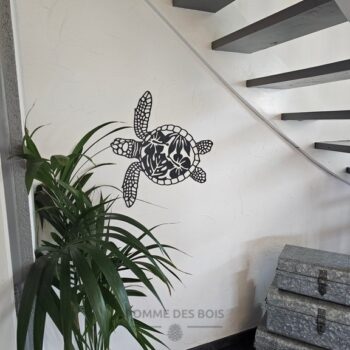 Une tortue du dessus, avec des fleurs.