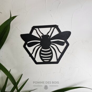 Une abeille de dos dans une alvéole.
