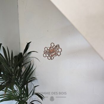 Une abeille velue sur des alvéoles.