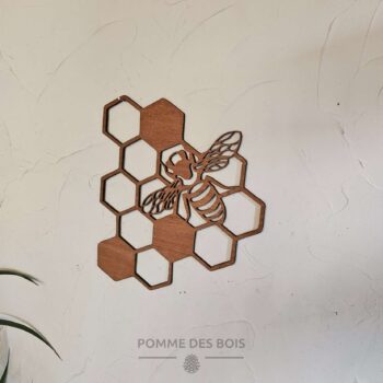 Une abeille de dos sur une ruche.