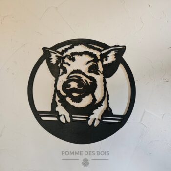 Un cochon de face dans un cadre rond.