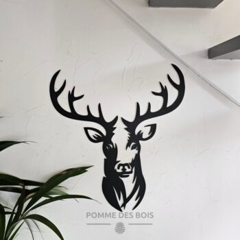 Un cerf moderne de face.