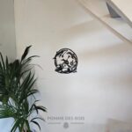 Trois dauphins qui sont dans un cadre rond.