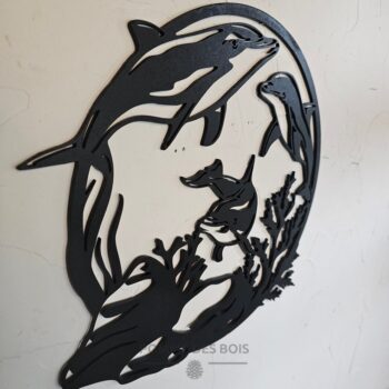 Trois dauphins qui sont dans un cadre rond.