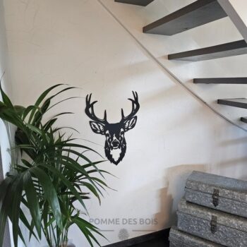 Un cerf de face avec des poils.