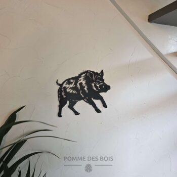 Un sanglier qui court de côté.