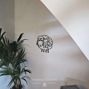Un mouton laineux de côté.