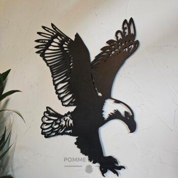 Un aigle de côté qui vole.