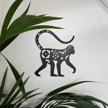 Un singe qui marche avec des fleur.