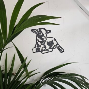 Un agneau assis de côté.