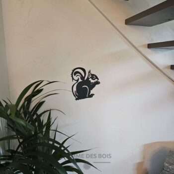 Un écureuil de côté qui mange.