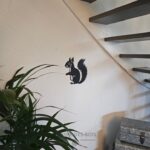 Un écureuil entier de côté.