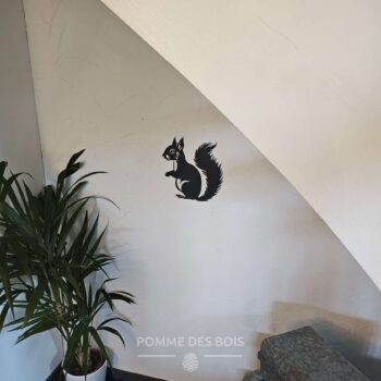 Un écureuil entier de côté.