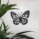 Un papillon entier.