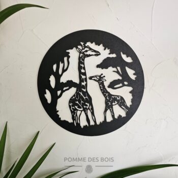 Une girafe et son bébé dans un cadre.