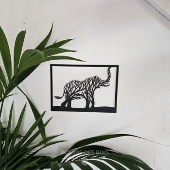 Un éléphant en arbre dans un cadre.