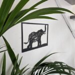 Un éléphant en arbre dans un cadre.