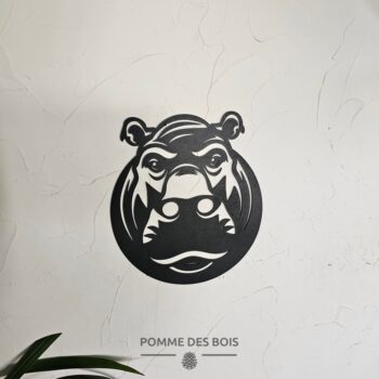 Un hippopotame de face dans un cadre.