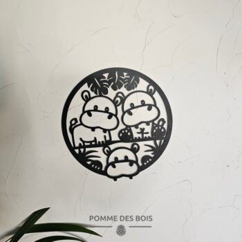 Une famille d'hippopotames dans un cadre.