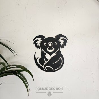 Un koala assis de face.