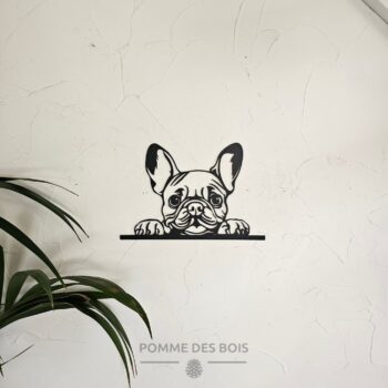 Une tête de bulldog sur une barre.